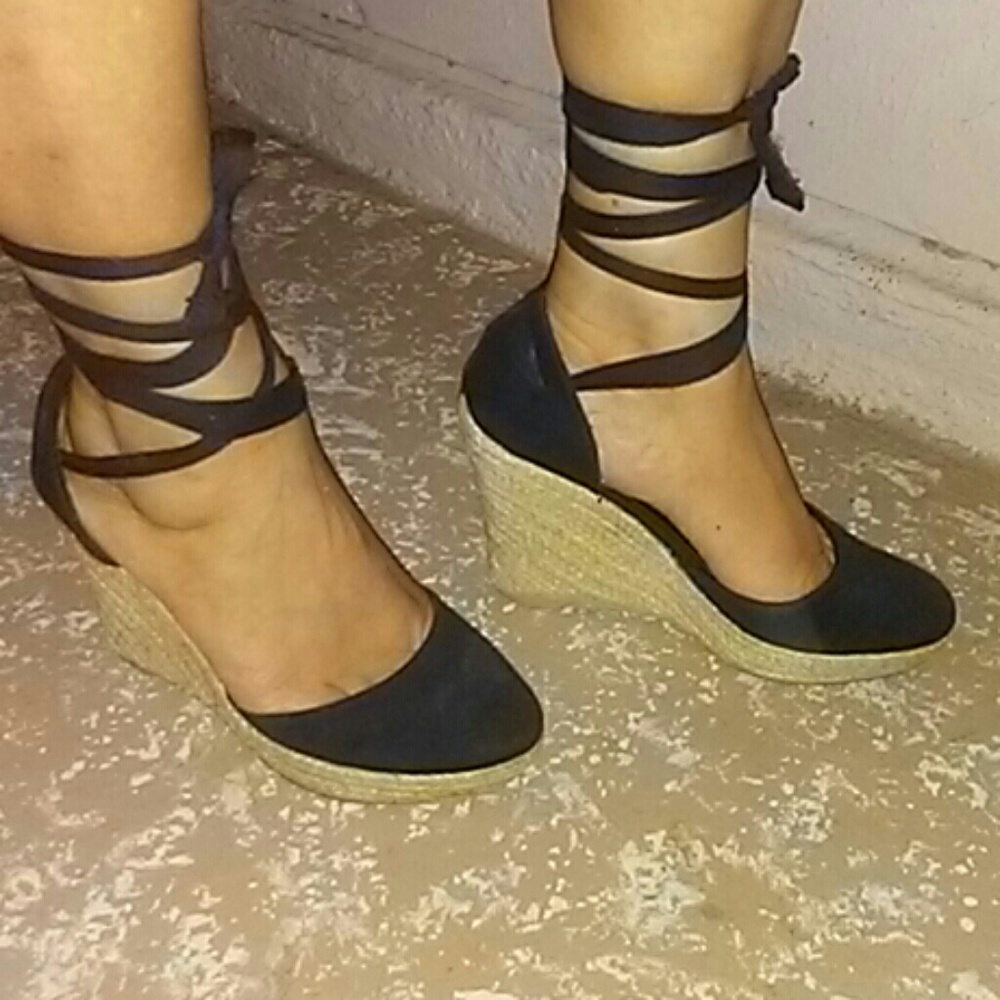 Black wedges
